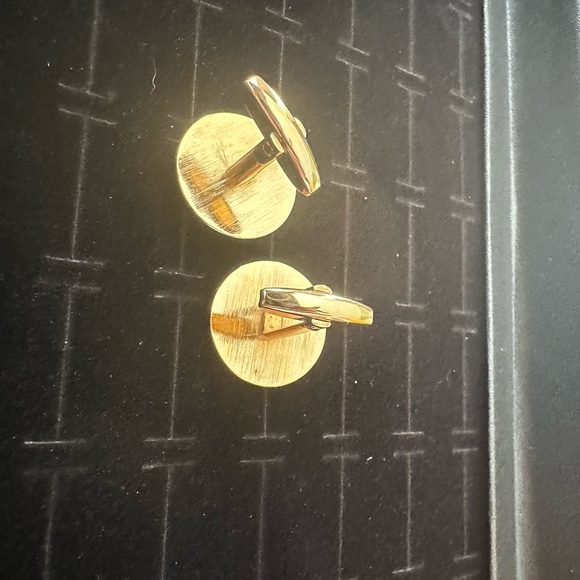 Vintage Gold Tone Cufflinks with Mother of Pearl Surface - Picture 4 of 6